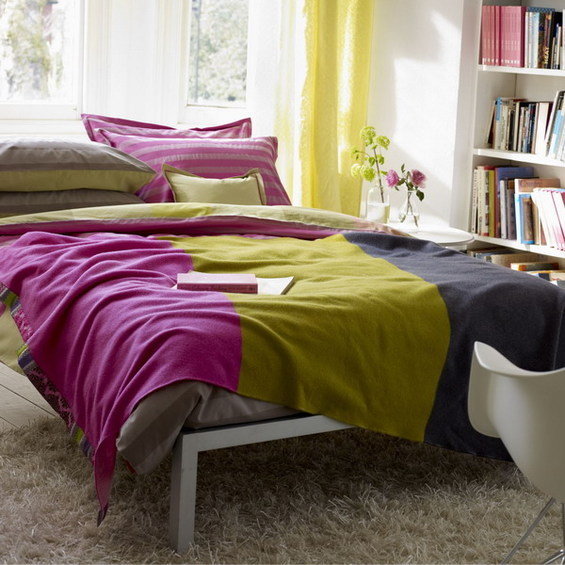 Фотография: Спальня в стиле Скандинавский, Современный, Декор интерьера, Декор дома, Текстиль, Подушки, Свечи, Плед – фото на INMYROOM