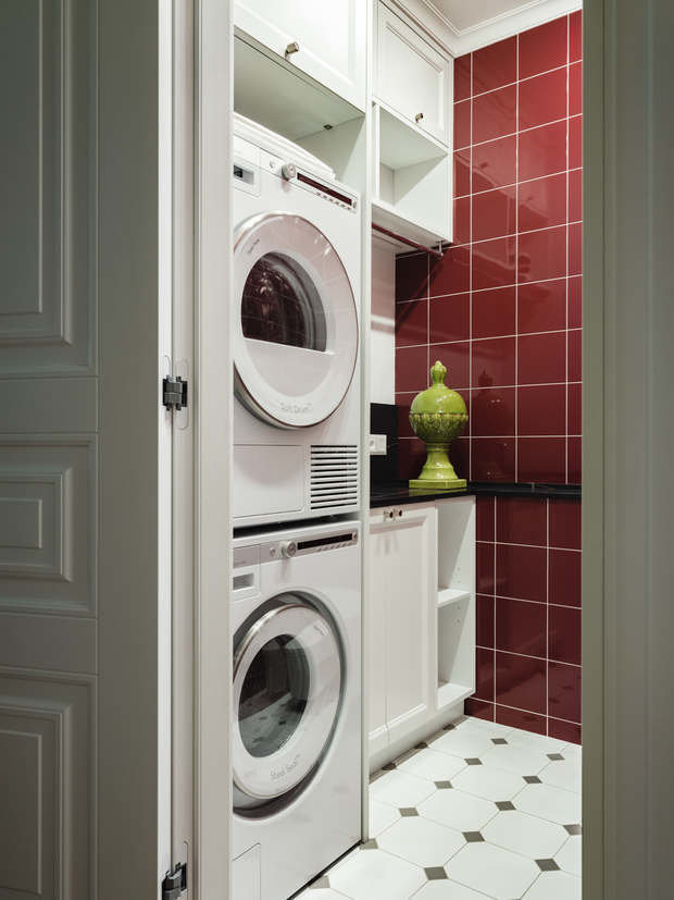 Второй санузел выполняет функции постирочной, его оформили в насыщенном гранатовом оттенке. 