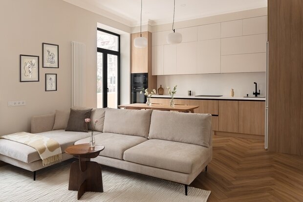 Вся кухня, как и другая корпусная мебель в проекте, спроектирована дизайнером и изготовлена на заказ местными мебельными компаниями.