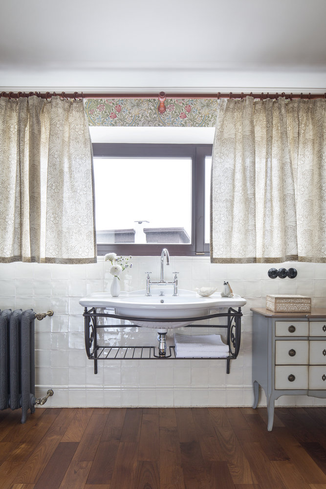 Фотография: Ванная в стиле Прованс и Кантри, Проект недели, Таунхаус, Новогорск, Олеся Шляхтина, 4 и больше – фото на INMYROOM Фотография: Ванная в стиле Прованс и Кантри, Проект недели, Таунхаус, Новогорск, Олеся Шляхтина, 4 и больше – фото на INMYROOM