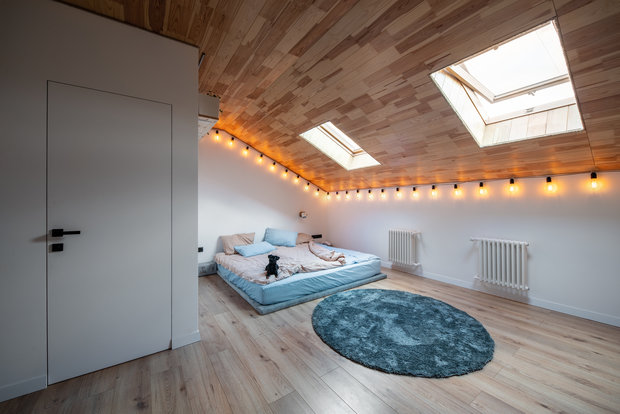 Мансардные откосы потолка отделаны вагонкой, а стык со стенами протянут обычным канатом — простая и уютная «изюминка» интерьера.