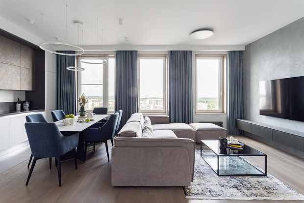 Откосы окон обрамили деревом, чтобы подчеркнуть красивый вид из окна. 