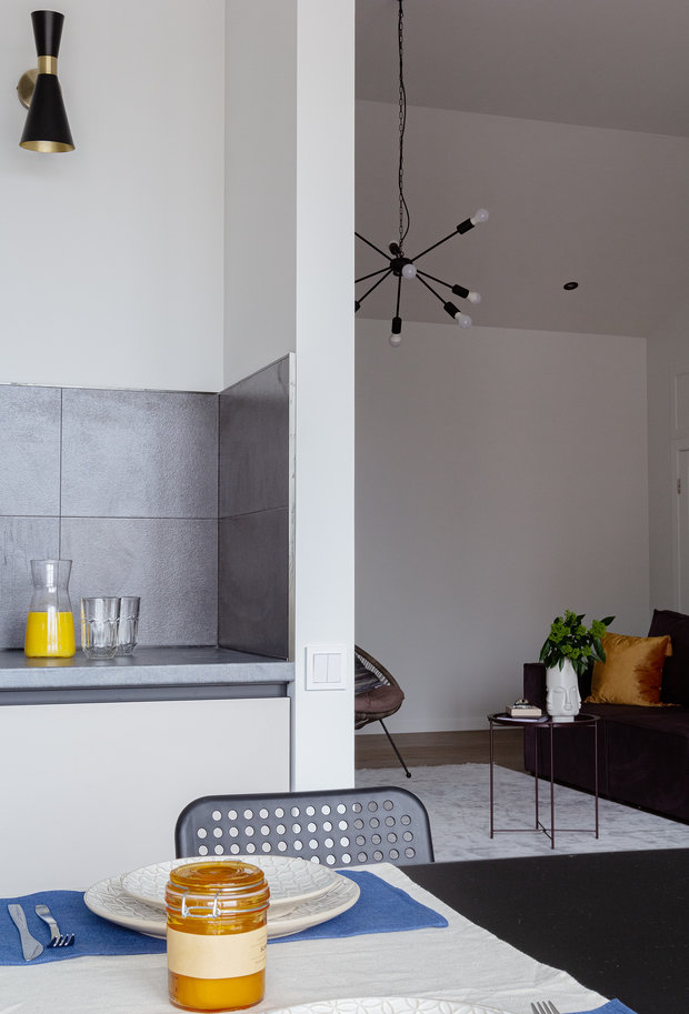 С учетом высот потолков и сложилась новая планировка: спальни расположили в той части квартиры, где потолки три метра, а гостиную и кухню — в зоне с высокими потолками.