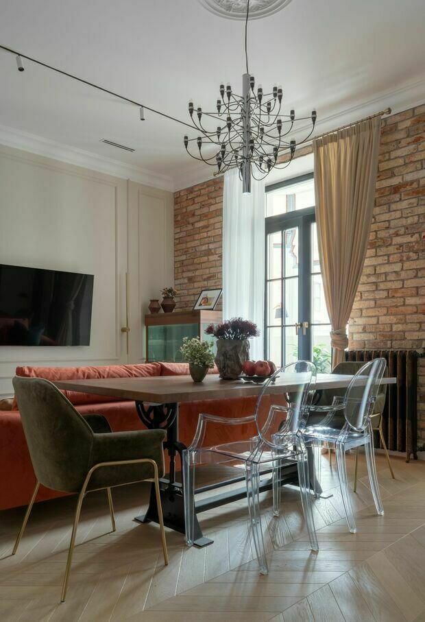 Подстолье у обеденного стола выполнено из основания станка.