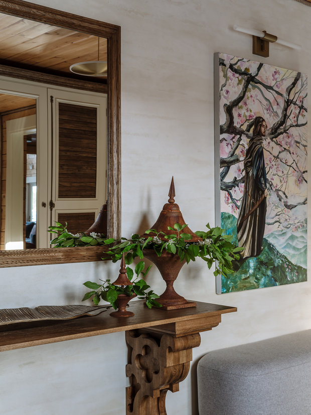 В интерьере использованы пастельные оттенки: охристые, голубичные, пудровые, бирюзовый, нежный фиолетовый, оттенки серого. Они пронизывают весь интерьер и являются объединяющим цветовым звеном. Тропическая история также получилась очень деликатной.