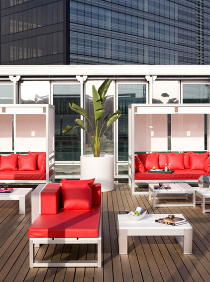 Фотография: Терраса в стиле Современный, Цвет в интерьере, Дома и квартиры, Городские места, Отель, Красный – фото на INMYROOM