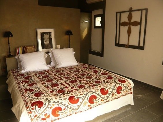 Фотография: Спальня в стиле Восточный, Минимализм, Дом, Терраса, Цвет в интерьере, Дома и квартиры, Бассейн, Стены, Греция – фото на INMYROOM