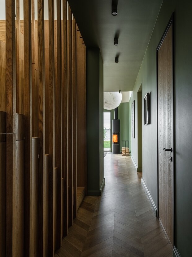 Все системы хранения были заложены еще на этапе проектирования дома. Пространство используется максимально эффективно, шкафы интегрированы в ниши. Под лестницей прачечная и система хранения для техники.