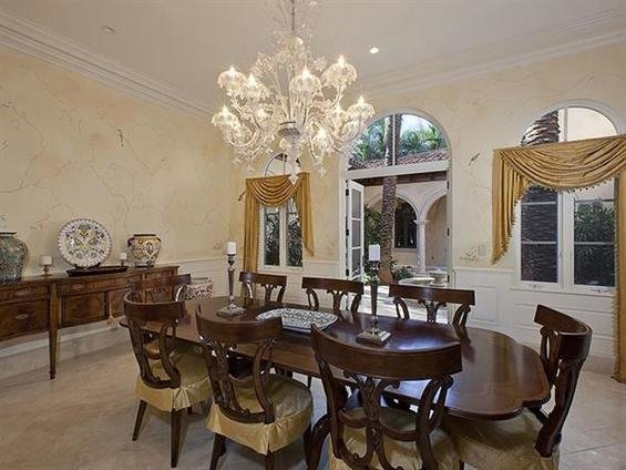 Фотография: Кухня и столовая в стиле Классический, Дом, Терраса, Дома и квартиры, Интерьеры звезд, Бассейн, Средиземноморский – фото на INMYROOM