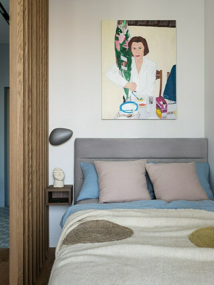 В спальной зоне не было места для полноценной тумбы, поэтому предусмотрели небольшую подвесную полочку для телефона.