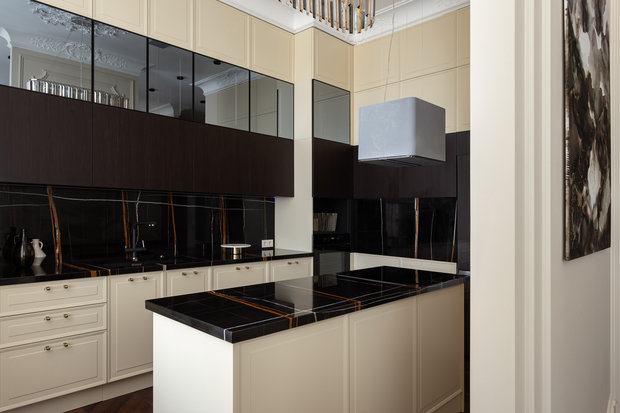 Из фишек можно отметить фальшпанели на стене в кухне, которые повторяют сам гарнитур, чтобы не «разбивать» и визуально продолжить его.