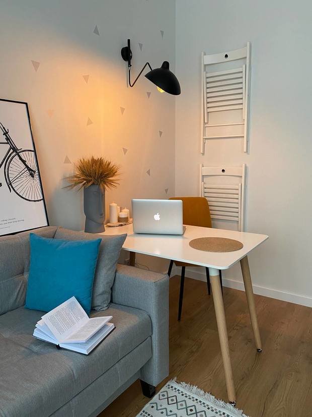 Мебель и декор подбирали в разных магазинах по принципу: нейтральный цвет, современный вид, компактные размеры, легкость в уборке. Яркие акценты добавили точечно: стул, пуф, подушки, шторы. Текстиль легко поменять, когда захочется сменить цвет и настроение.