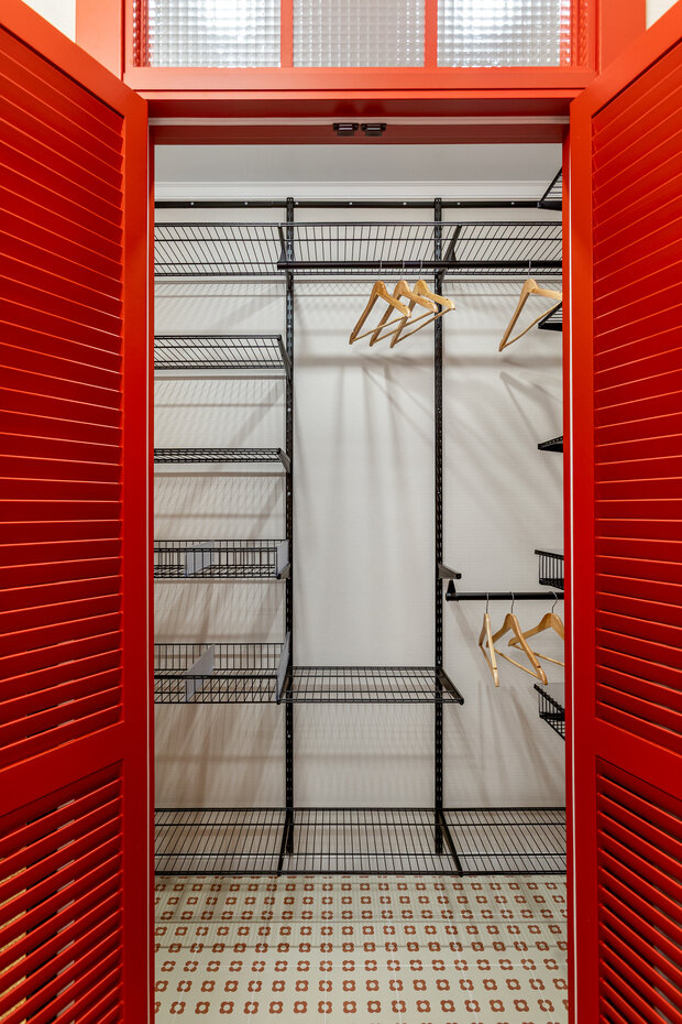 Фотография: Гардеробная в стиле Современный, Эклектика, Малогабаритная квартира, Квартира, Студия, Проект дня, Москва, до 40 метров, малогабаритки, современный с элементами ретро, фото интерьера, дизайн интерьера фото, Светлана Немцова – фото на INMYROOM