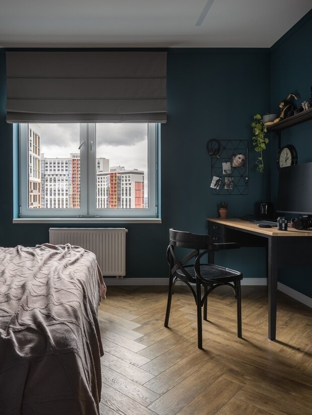 Черный стул для рабочего стола дизайнер подарила заказчице.