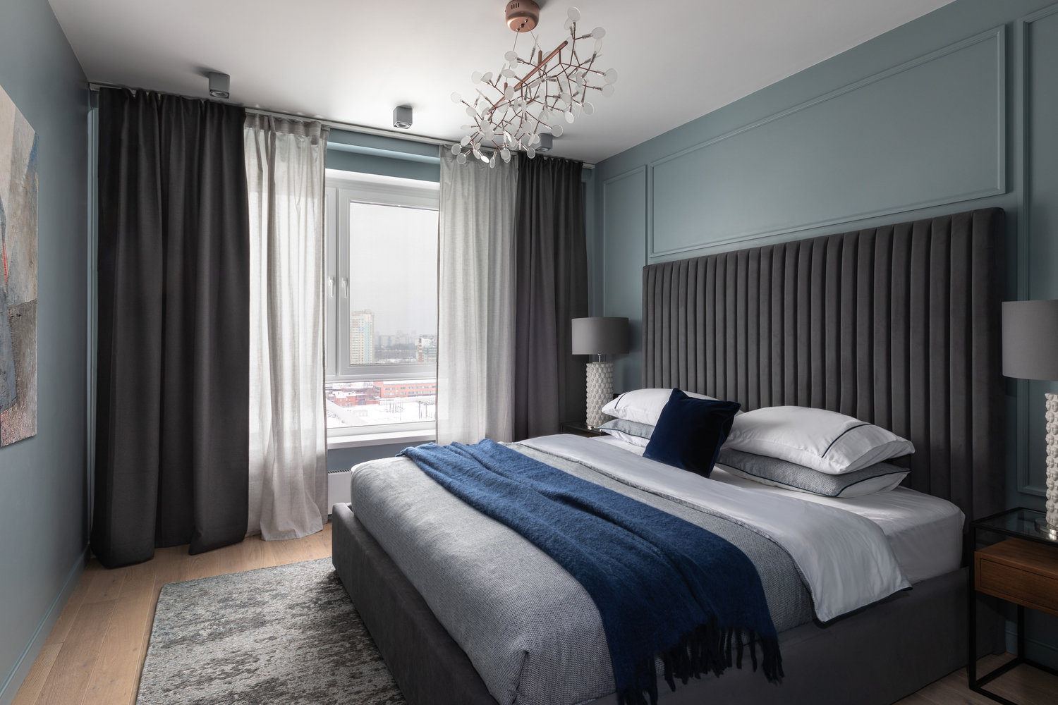 Для спальни выбрали глубокие серые и синие оттенки. Для спальни выбрали глубокие серые и синие оттенки.