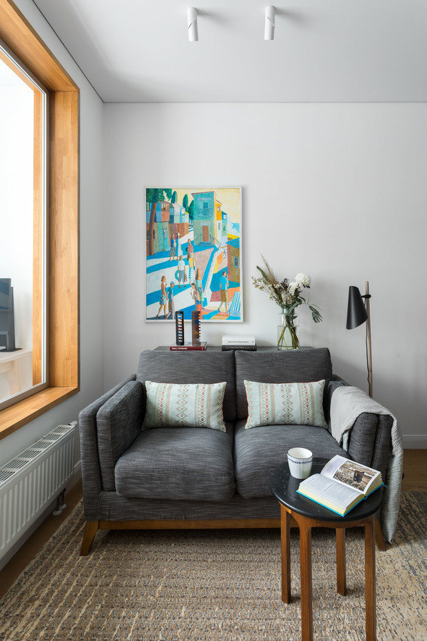 На полу ламинат, который максимально похож на паркетную доску не только по рисунку, но и по размеру каждого элемента. 