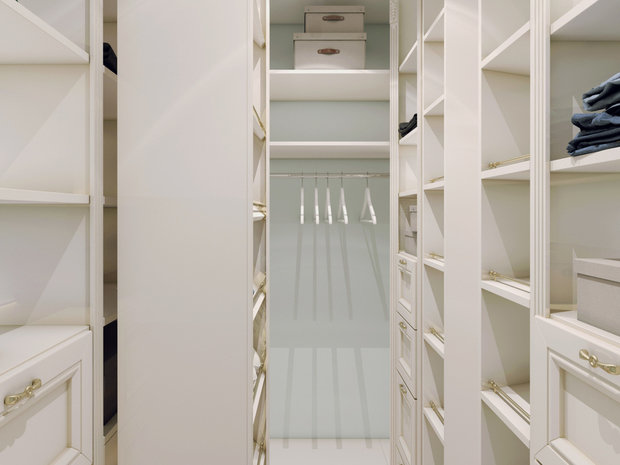 Фотография: Гардеробная в стиле Классический, Гид, Марина Саркисян, Алексей Ковязин, Ирина Крашенинникова, Уютная квартира, Студия Волковых, Марсель Кадыров, Jazzberry – фото на INMYROOM