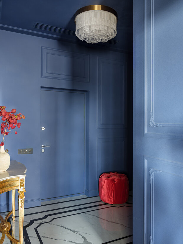 Панно на полу коридора и кухни выполнено из крупноформатного керамогранита.