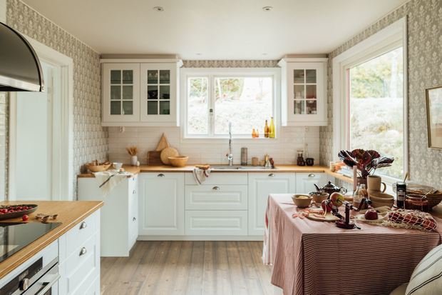 Фотография: Кухня и столовая в стиле Прованс и Кантри, Классический, Скандинавский, Эклектика, Дом, Швеция, Белый, Дача, Стокгольм, Серый, Голубой, Коричневый, Дом и дача, 4 и больше – фото на INMYROOM