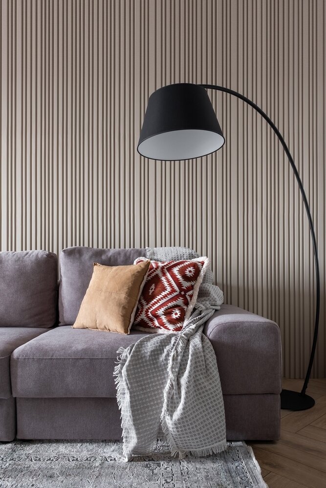 В качестве ненавязчивого акцента в гостиной применены 3D-панели, покрашенные в цвет стены. Они добавляют фактуры, но не перетягивают на себя внимание. В качестве ненавязчивого акцента в гостиной применены 3D-панели, покрашенные в цвет стены. Они добавляют фактуры, но не перетягивают на себя внимание.