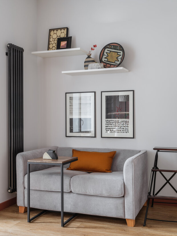 Раскладной диван в гостиной служит дополнительным спальным местом. 