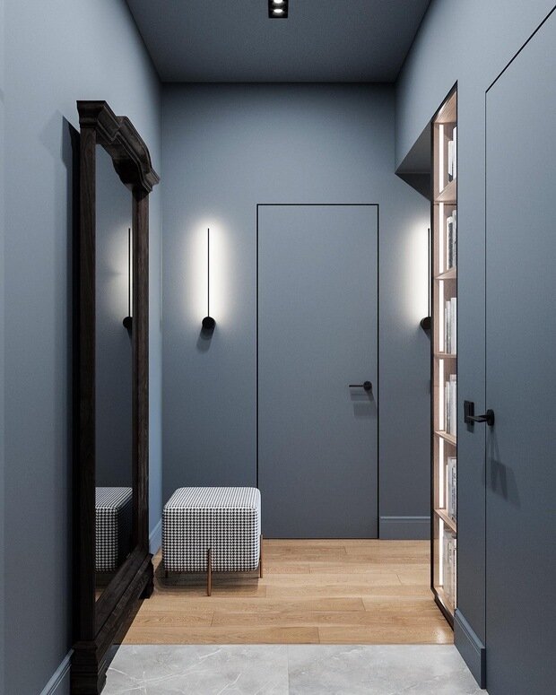 В квартире на момент ремонта было несколько предметов интерьера дореволюционной эпохи. В том числе зеркало в прихожей, его решили оставить.