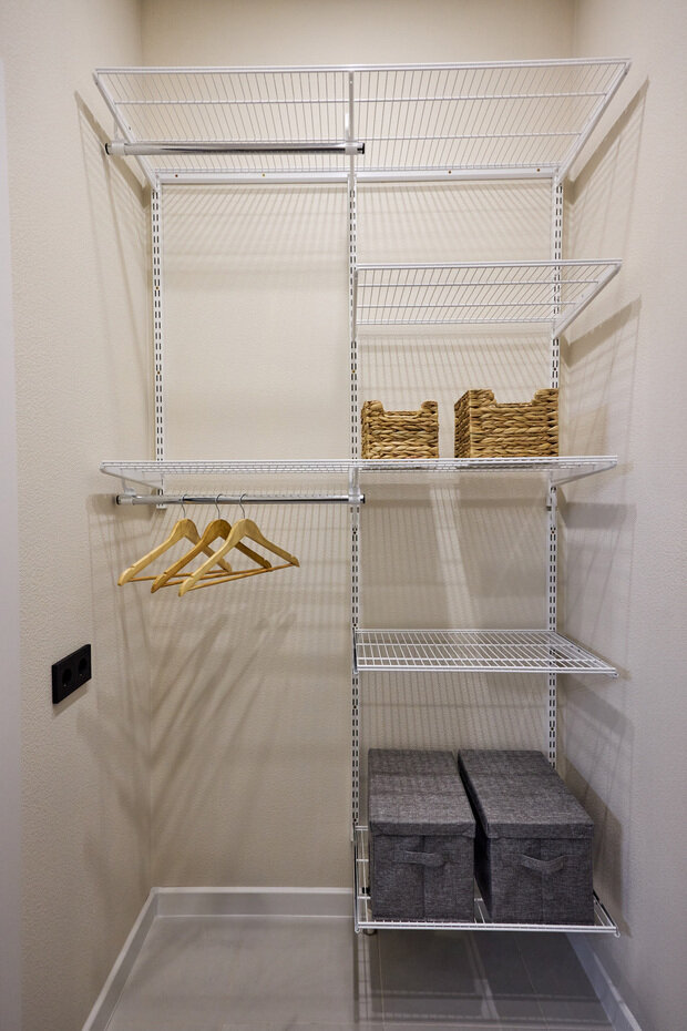 Фотография: Гардеробная в стиле Современный, Минимализм, Дом, Проект дня, Дом и дача, 3 комнаты, 60-90 метров, Ирина Куликова, Анна Королева, Олеся Ивашкина – фото на INMYROOM