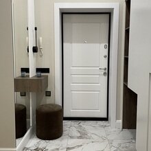 Интерьер прихожей в современном стиле с минималистичной мебелью