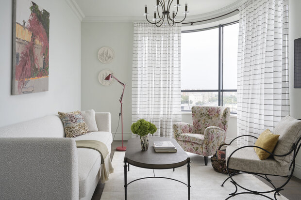 Фотография: Гостиная в стиле Классический, Современный, Эклектика, Квартира, Проект дня, Москва, 2 комнаты, 60-90 метров, современный с элементами классики и роскоши – фото на INMYROOM