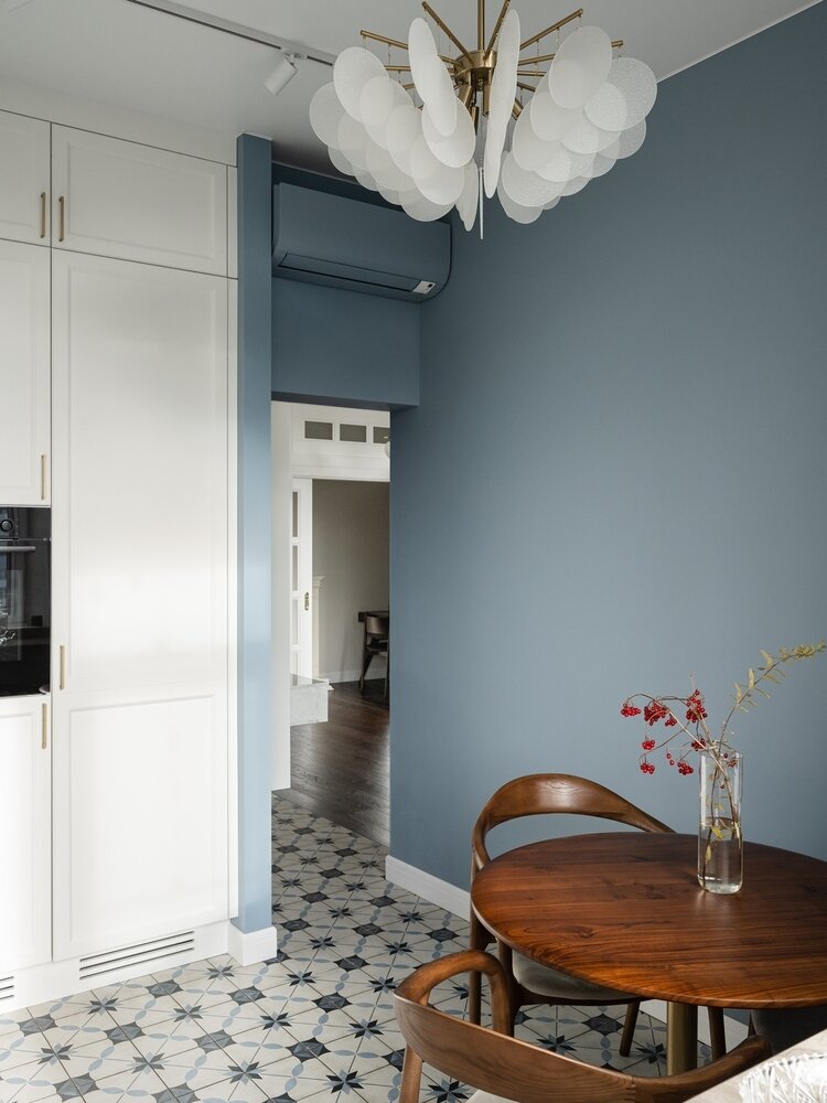 Фотография: Кухня и столовая в стиле Классический, Современный, Минимализм, Квартира, Проект недели, Москва, Сталинка, 3 комнаты, 40-60 метров, UN Buro, Анастасия Потапова – фото на INMYROOM