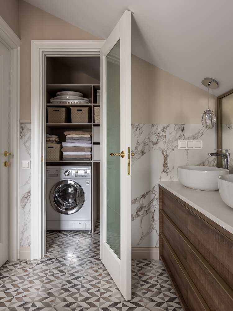 Часть площади выделили в отдельное хозяйственное помещение. Мансардный скос позволяет распахнуть дверь постирочной лишь на 110 градусов, чего достаточно для свободного прохода. При этом сохраняется возможность полностью изолировать бытовое помещение при необходимости. Часть площади выделили в отдельное хозяйственное помещение. Мансардный скос позволяет распахнуть дверь постирочной лишь на 110 градусов, чего достаточно для свободного прохода. При этом сохраняется возможность полностью изолировать бытовое помещение при необходимости.