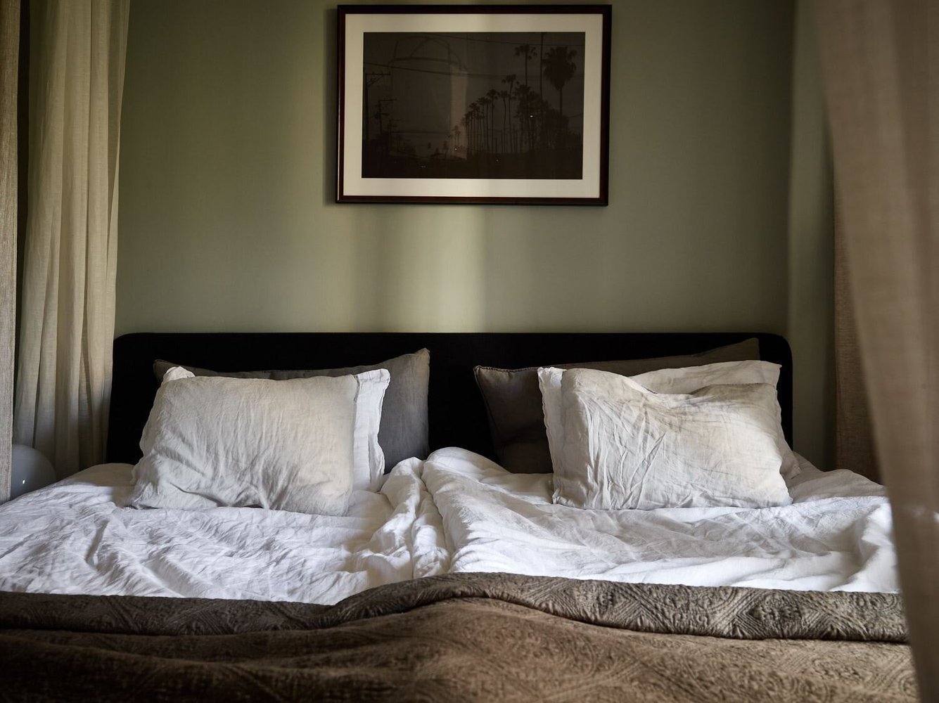 Фотография: Спальня в стиле Скандинавский, Современный, Декор интерьера, Квартира, Швеция, Зеленый, Бежевый, Коричневый, 4 и больше, Более 90 метров – фото на INMYROOM Фотография: Спальня в стиле Скандинавский, Современный, Декор интерьера, Квартира, Швеция, Зеленый, Бежевый, Коричневый, 4 и больше, Более 90 метров – фото на INMYROOM