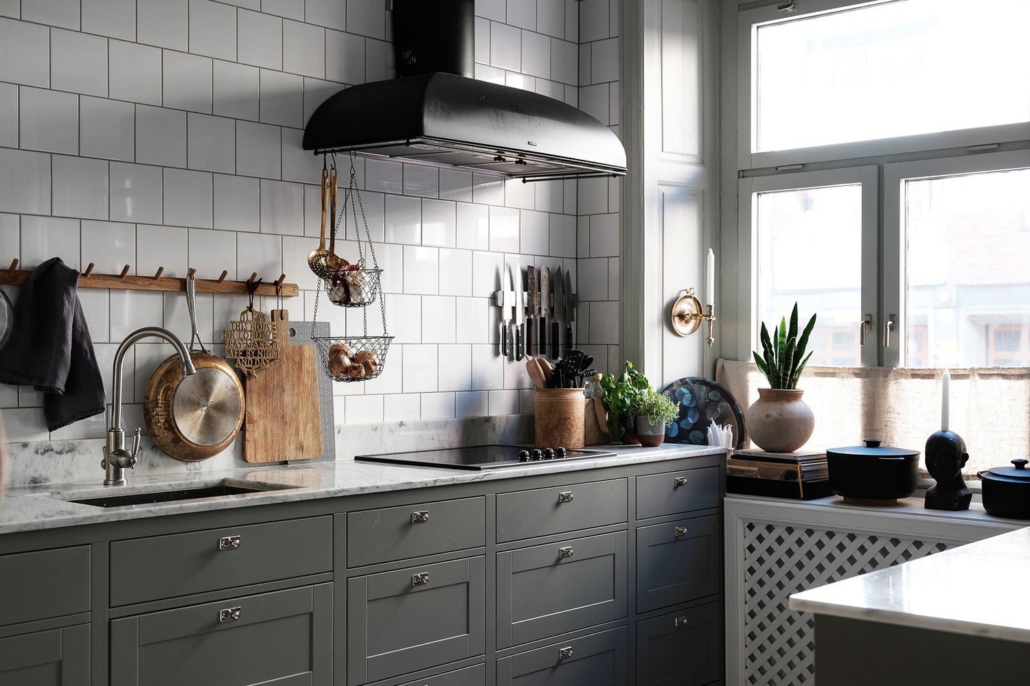 Фотография: Кухня и столовая в стиле Скандинавский, Классический, Современный, Эклектика, Декор интерьера, Квартира, Швеция, Белый, Черный, Стокгольм, как оформить эклектичный интерьер, 3 комнаты, 60-90 метров – фото на INMYROOM Фотография: Кухня и столовая в стиле Скандинавский, Классический, Современный, Эклектика, Декор интерьера, Квартира, Швеция, Белый, Черный, Стокгольм, как оформить эклектичный интерьер, 3 комнаты, 60-90 метров – фото на INMYROOM