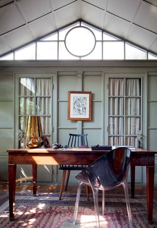 Фотография: Кабинет в стиле Эклектика, Декор интерьера, Советы, стекло в интерьере, пластик в интерьере, интерьерный тренд, тенденция – фото на INMYROOM