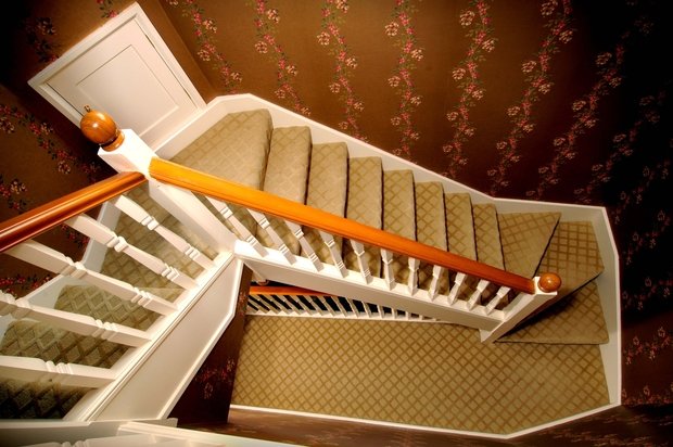 Фото из портфолио Ковры на лестницы – фотографии дизайна интерьеров на INMYROOM