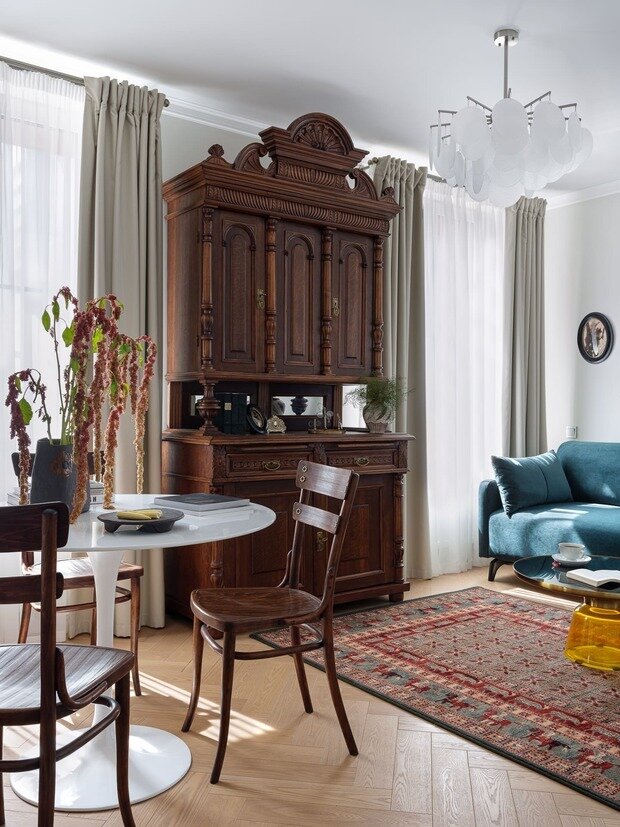 Фотография: Гостиная в стиле Современный, Эклектика, Винтажный, Малогабаритная квартира, Квартира, Проект дня, Москва, Монолитный дом, 2 комнаты, 40-60 метров, Маргарита Зенова, современный с элементами классики и минимализмом, М-Бюро, Александра Багрицевич – фото на INMYROOM