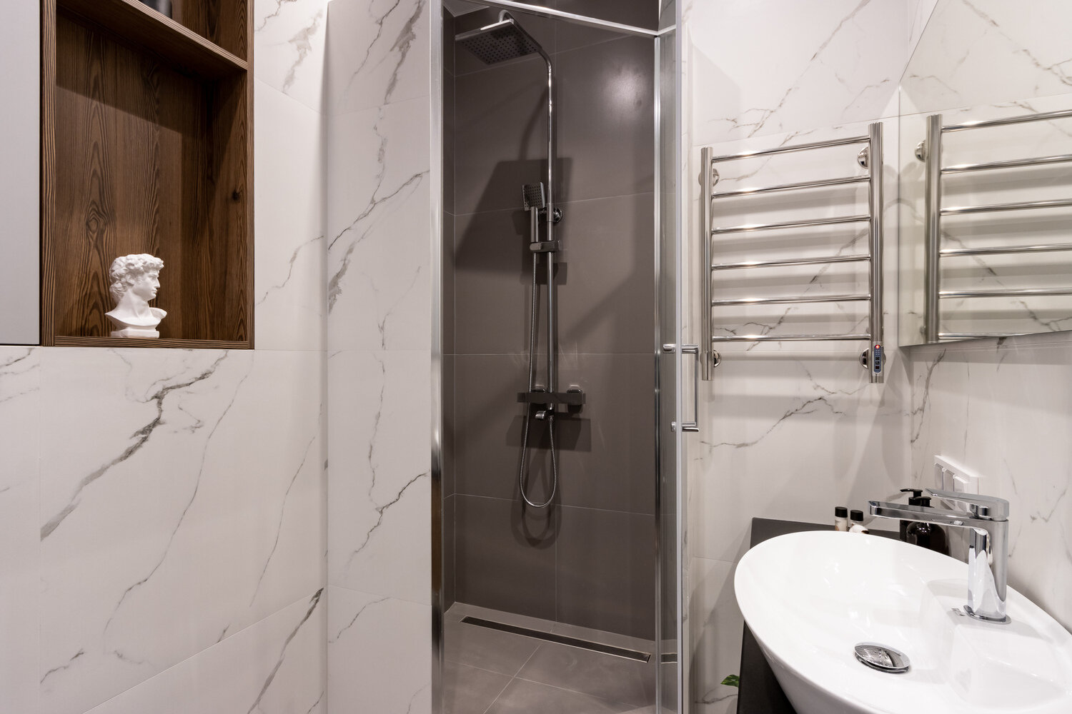 Фотография: Ванная в стиле Современный, Минимализм, Малогабаритная квартира, Квартира, Проект дня, Санкт-Петербург, Кирпичный дом, 2 комнаты, до 40 метров, Zoom Room – фото на INMYROOM Фотография: Ванная в стиле Современный, Минимализм, Малогабаритная квартира, Квартира, Проект дня, Санкт-Петербург, Кирпичный дом, 2 комнаты, до 40 метров, Zoom Room – фото на INMYROOM