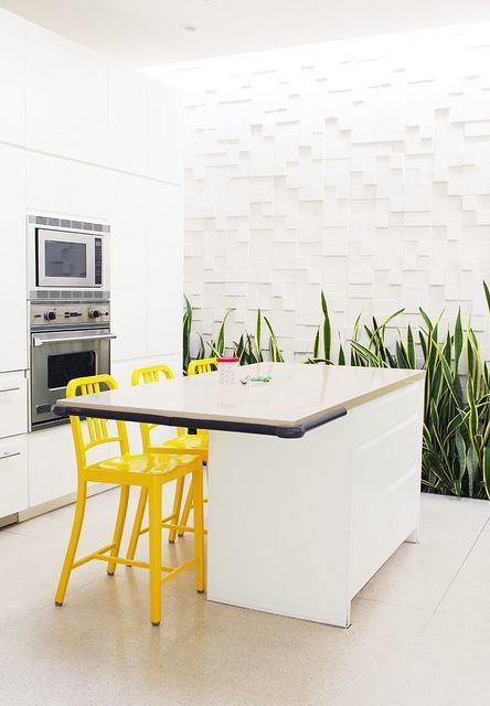 Фотография: Кухня и столовая в стиле Хай-тек, Декор интерьера, Дизайн интерьера, Цвет в интерьере, Желтый – фото на INMYROOM