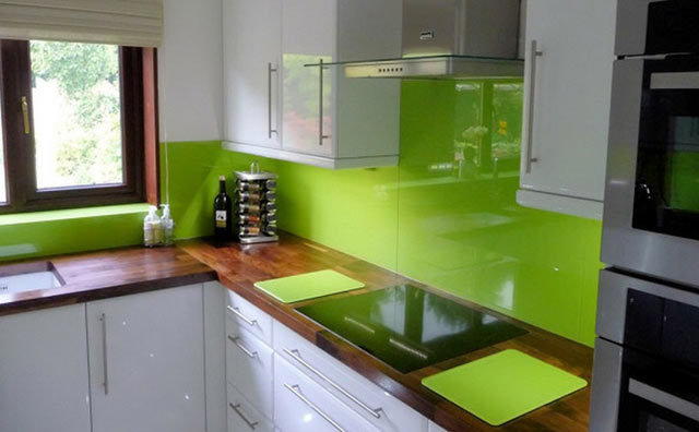 Фотография: в стиле , Кухня и столовая, Советы, Зеркало, Кухонный фартук, керамическая плитка, стекло в интерьере, «Капитель», Елена Булагина, стекло фартук, плитка на кухне, как выбрать плитку для фартука, керамическая плитка на кухне, стекло на кухне, мозаика на кухонном фартуке, обновить кухонный фартук, зеркальный фартук – фото на INMYROOM