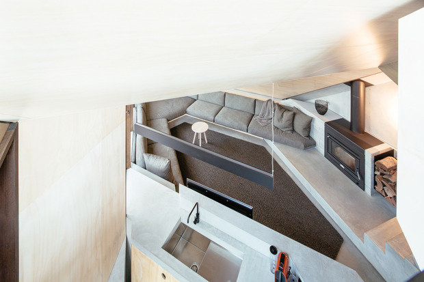 Фотография: Гостиная в стиле Эко, Современный, Дом, Австралия, Архитектура, Ландшафт, Планировки, Мебель и свет, Белый, Минимализм, Дача, Черный, Красный, Бежевый, Серый, Коричневый, Дом и дача, штат Виктория, Maddison Architects, переделка старой дачи, стеклянные стены, дом с красной дверью – фото на INMYROOM