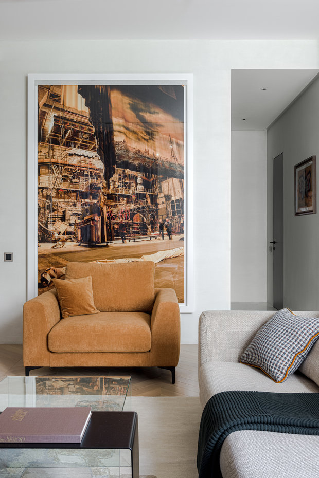 Еще один интересный момент — у заказчиков в коллекции есть фото «Большой театр 10 дней до…» Владимира Фридкиса. Оно внушительное, специально под него спроектировали размер стены в гостиной и проходы.