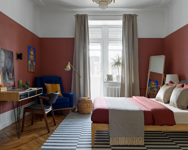 В спальнях сохранили оригинальный дубовый паркет: он отреставрирован и покрыт маслом, потолки и лепнина на потолке тоже оригинальные, оштукатуренные и покрашенные.