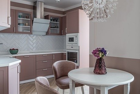 Трехкомнатная квартира 75.06 м² для семейной пары с ребенком в мягких оттенках розового и бежевого.