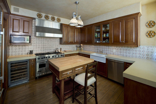 Фотография: Кухня и столовая в стиле Прованс и Кантри, Классический, Современный, Декор интерьера, Дом, Дома и квартиры, Интерьеры звезд – фото на INMYROOM