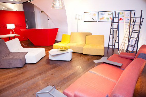 Фотография: Офис в стиле Минимализм, Индустрия, События, Маркет, Мягкая мебель, Светильники, Ligne Roset – фото на INMYROOM