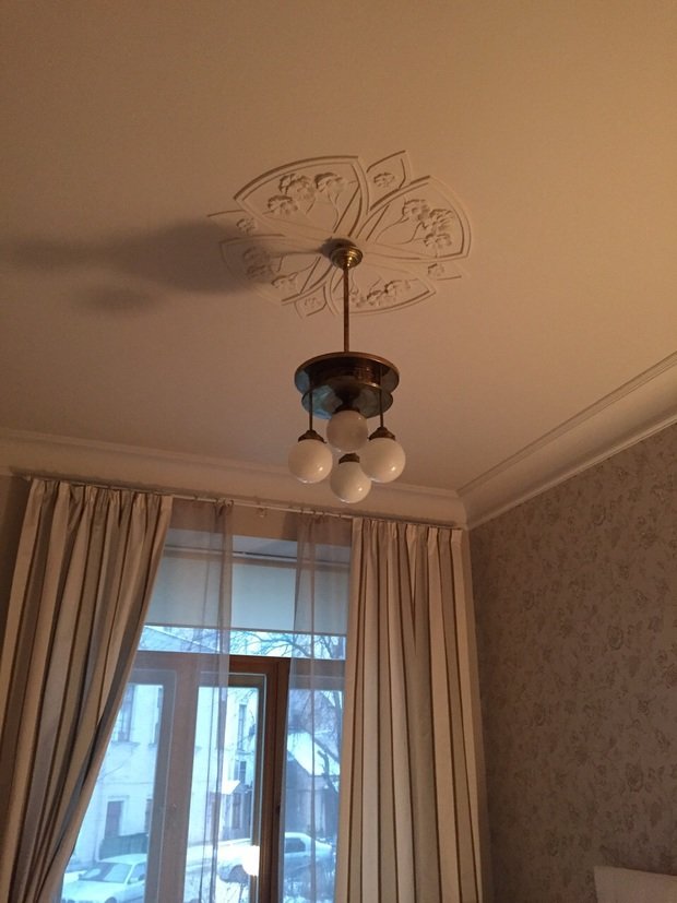 Фотография:  в стиле , Классический, Эклектика, Квартира, Arte Lamp, Белый, Проект дня, Люстра, Зеленый, Бежевый, Коричневый, Санкт-Петербург, ИКЕА, паркет, Duravit, идеи перепланировки, Axor, Keramа Мarazzi, Nicolazzi, Samsung, Metro, перепланировка трешки, классический интерьер, как обустроить трешку, как оформить интерьер в классическом стиле, классика в гостиной, классика в спальне, хранение вещей, как сделать трешку удобной, интерьер в стиле современной классики, Sherwin-Williams, покрытие паркет, REWOOD, Restoline, Artefact, ATable, FMG, Старая книга, Елена Светлица, Ирина Борисова, CIRCUS 28 – фото на INMYROOM