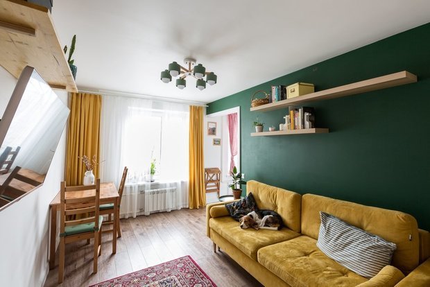 Фотография: Гостиная в стиле Скандинавский, Современный, Гид, желтый диван, желтый диван в интерьере – фото на INMYROOM