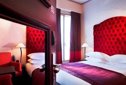 Фотография: Спальня в стиле Классический, Франция, Цвет в интерьере, Дома и квартиры, Городские места, Отель, Красный, Современное искусство, Граффити – фото на INMYROOM