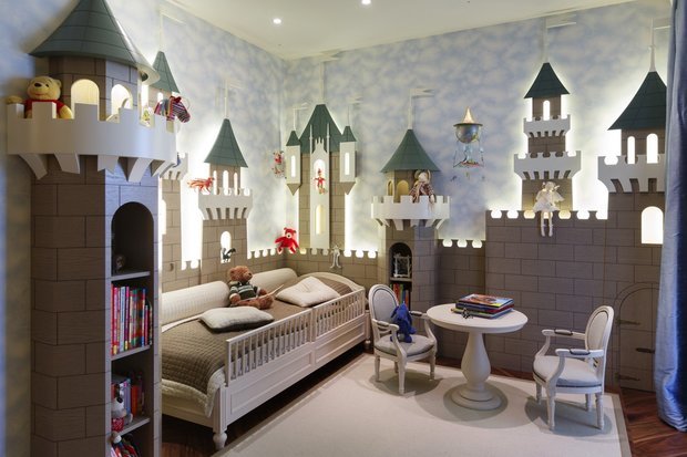 Интерьер детской в скандинавском стиле с элементами замка