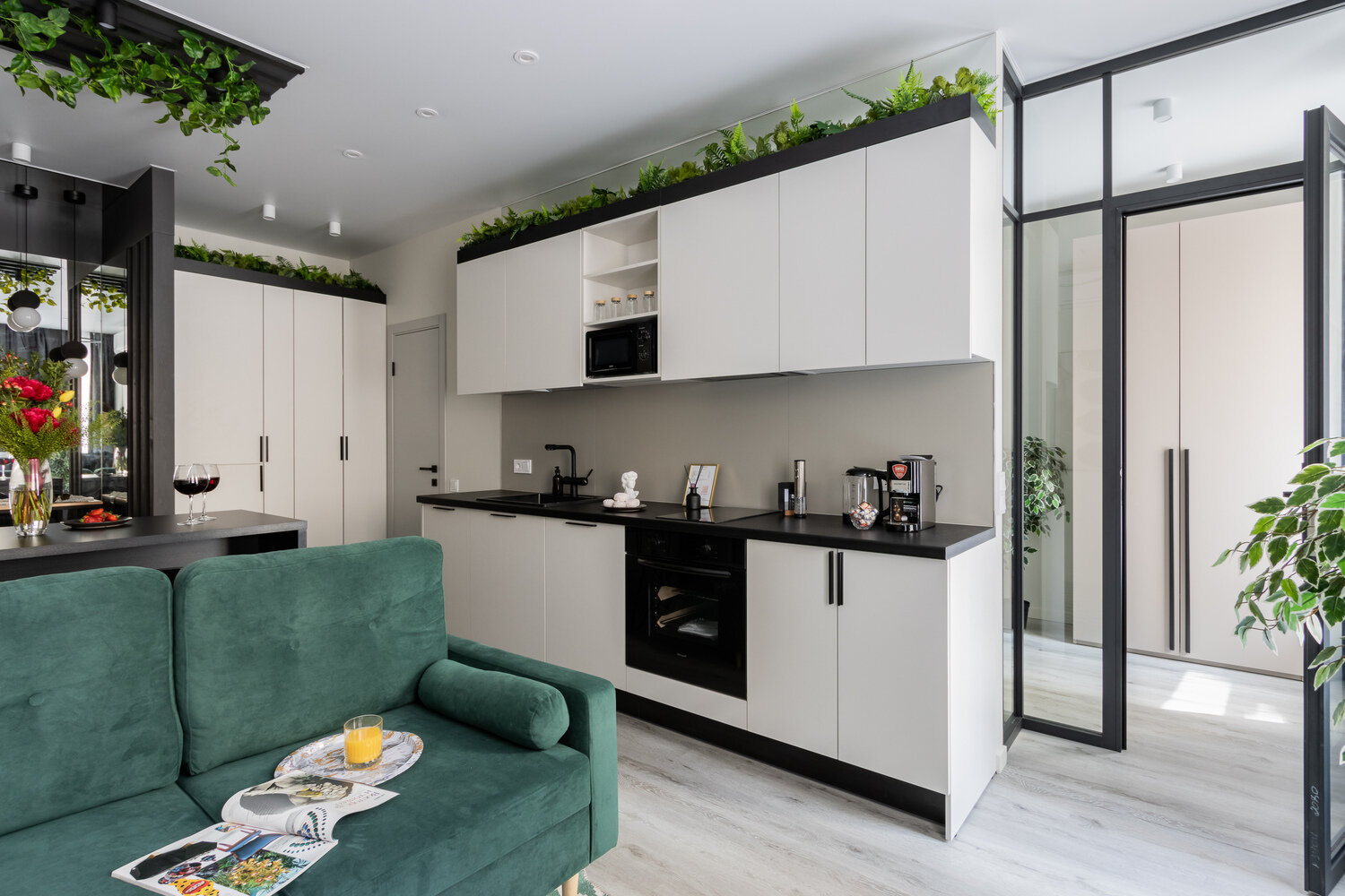 Фишка интерьера — искусственные растения, которые присутствуют над барной стойкой, на верхних шкафах кухонного гарнитура и на шкафах хозяйственной зоны. Фишка интерьера — искусственные растения, которые присутствуют над барной стойкой, на верхних шкафах кухонного гарнитура и на шкафах хозяйственной зоны.